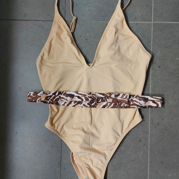 4 XL new swimsuits - Picture 3 of 6